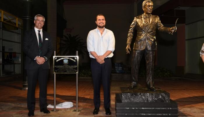La obra, fundida en bronce y a tamaño natural, es de autoría del artista Juan Pablo Toral.