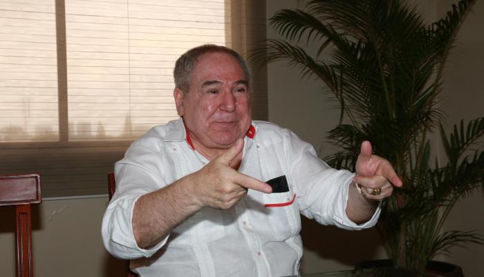 Abdalá Bucaram, líder del desaparecido partido Roldosista Ecuatoriano (PRE), se prepara para impulsar la campaña política de Fuerza Ecuador (FE) que fundó su hijo Abdalá Bucaram Pulley.