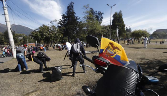 En medio de montones humeantes de desperdicios, con fundas negras, lonas, guantes, escobas y palas, empezaron a recoger piedras, restos de árboles, ramas, cartones.