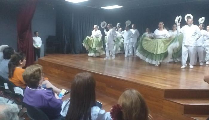 La agrupación Amor de la Tercera Edad presentó danzas típicas de la Costa.
