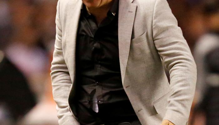 El técnico renovó contrato con los albos.