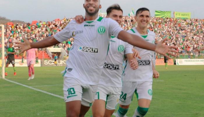 La mala alineación de Michael Jackson Quiñónez encendió la polémica en la Serie B nacional.