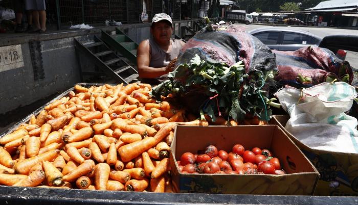 Caducidad. En una camioneta los comerciantes cargaban los productos que llegaron en mal estado para ser depositados a la basura.