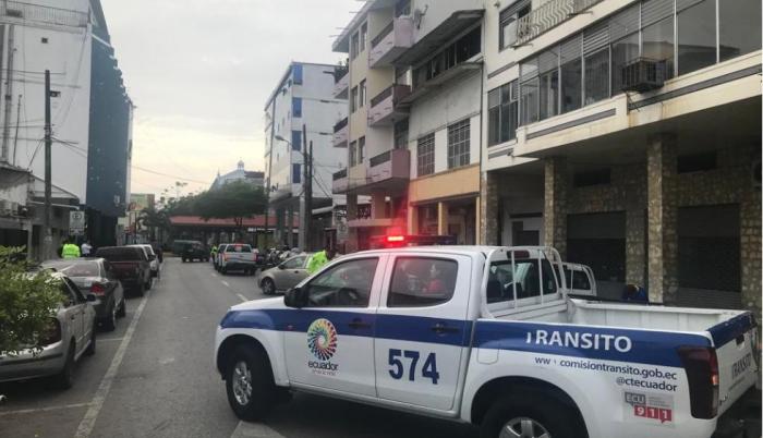 Por el momento, el operativo dejó tres detenidos.