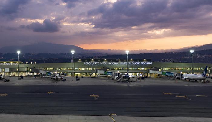 “Corporación Quiport está coordinando la provisión de almohadas y cobijas para los pasajeros que han decidido voluntariamente esperar en el aeropuerto”, dijo Quiport.