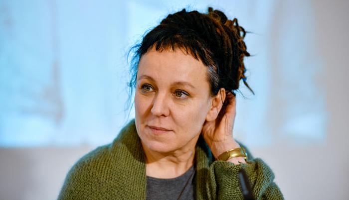 Tokarczuk, de 57 años, fue premiada “por una imaginación narrativa que con pasión enciclopédica representa el cruce de fronteras como una forma de vida”.