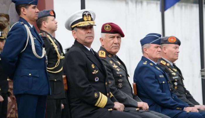 El ministro de Defensa Oswaldo Jarrín, presentó a los nuevos jefes del Comando Conjunto y de la Fuerza Terrestre Luis Lara y Luis Altamirano.