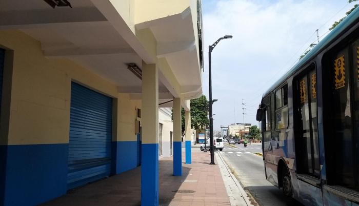 Escenario. Decenas de locales cerraron sus puertas una vez instalada la metrovía. El sector, que colinda con la ría, tiene un importante valor histórico.