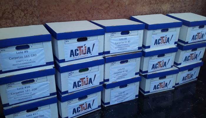 El coordinador de le organismo ciudadano, Pablo Dávila, fue el encargado de entregar en Gestión Documental 15 cajas, con 283 carpetas.