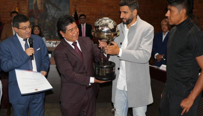 Reconocimiento. Los flamantes campeones de la Copa Sudamericana recibieron un homenaje en el Municipio de Quito. El volante argentino Cristian Pellerano (d) fue el encargado de llevar el trofeo continental.