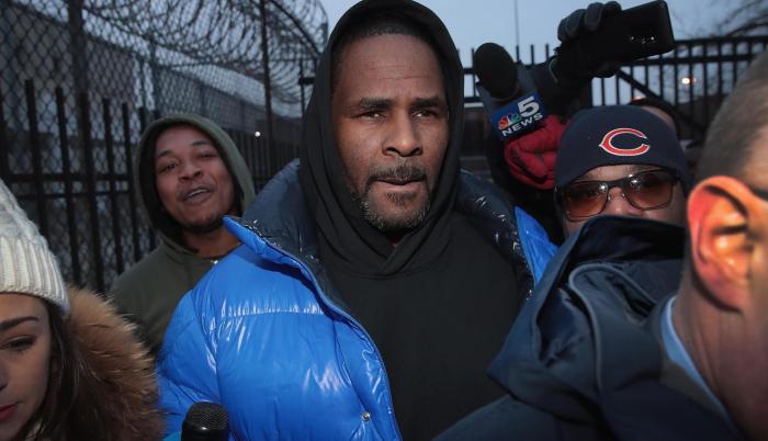 Kelly, de 52 años, se declaró no culpable en febrero de los cargos de abusar sexualmente de tres adolescentes y una mujer en 1998.