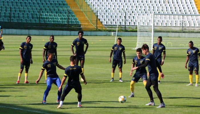 Entrenamiento. La selección ecuatoriana de fútbol sub-20 tuvo ayer su penúltimo ensayo para medir mañana a Estados Unidos en el campo del Lechia Tennis Club, un escenario que evoca a la época antigua del balompié.