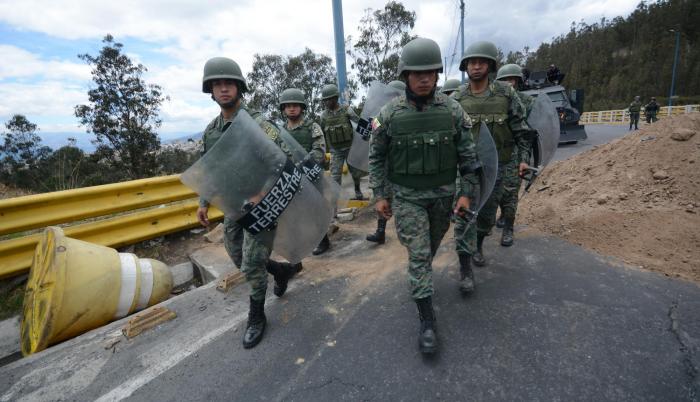 Militares resguardan e intentan despejar las vías de los manifestantes.