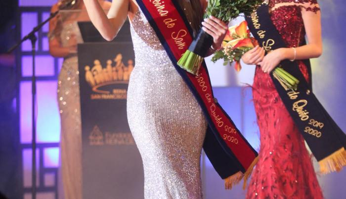 La soberana realizó la habitual pasarela con el ramo de flores, saludando a los presentes.