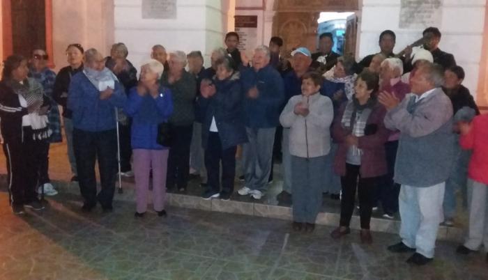 Los jubilados lucieron emocionados por poder retornar a su hogar.