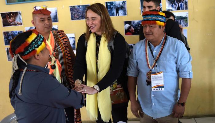 Con la CIDH. Jaime Vargas (d), de la Conaie, junto a una delegada de la Comisión (c) antes de iniciar la reunión.