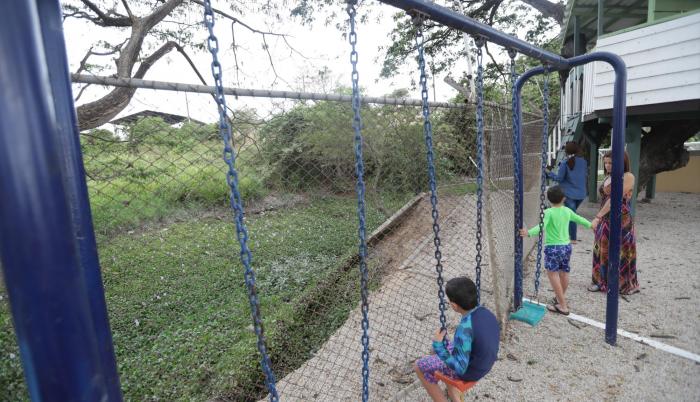 Caída. Desde el mes pasado, unos 40 metros de tierra se han caído. Cerca de allí está la casita del árbol.