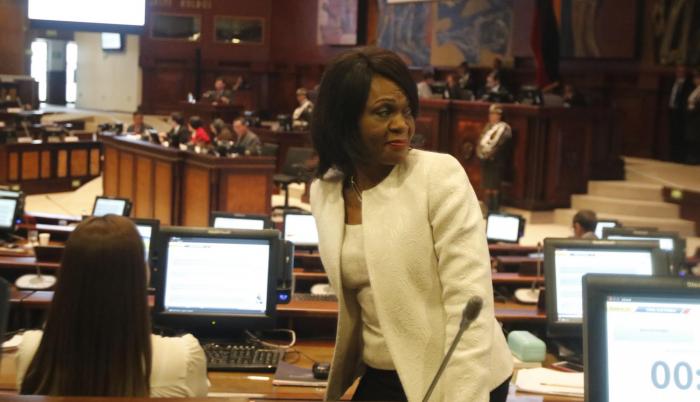 Interpelación. Al fondo, el exprocurador expone sus argumentos de defensa. En primer plano, Mae Montaño constata con desilución la falta de cuórum.