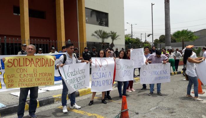 Un grupo de estudiantes mostraron su solidaridad con los tres docentes destituidos.