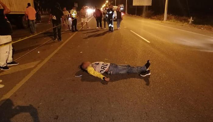La víctima dejó de existir al instante, mientras que su hermano se encuentra grave en el hospital del IESS.