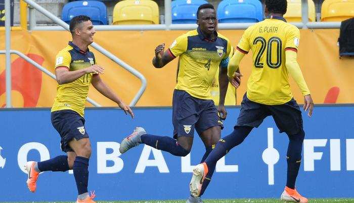 Los chicos celebran la clasificación, por primera vez en la historia, de Ecuador a semifinales de un Mundial sub20.