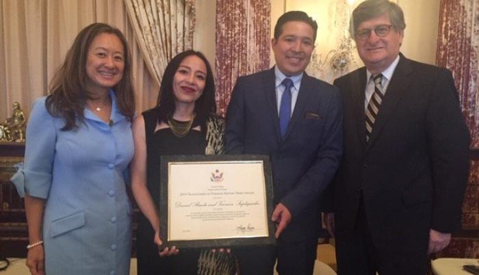 Verónica Supliguicha y Daniel Rueda reciben su condecoración.