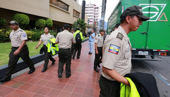 Testimonio. Los policías llegaron en grupos para dar su versión y de la misma forma abandonaron el hotel.