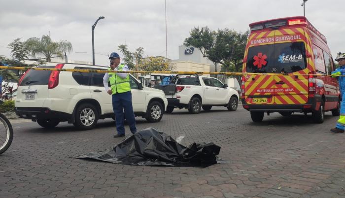 El accidente ocurrió en la avenida Víctor Emilio Estrada y Ébanos.