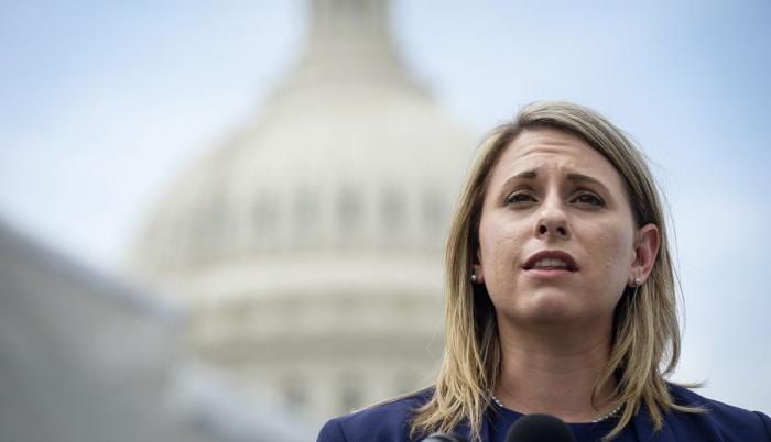 Hill arribó al Congreso el año pasado, con ciertos rasgos determinantes: fue la primera persona abiertamente bisexual en ganar un escaño.
