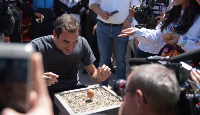 Durante su visita a la Mitad del Mundo, Federer hizo la técnica de parar el huevo.