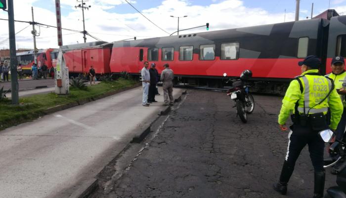 El ferrocarril que transporta turistas nacionales y extranjeros se quedó dañado en medio de la vía.