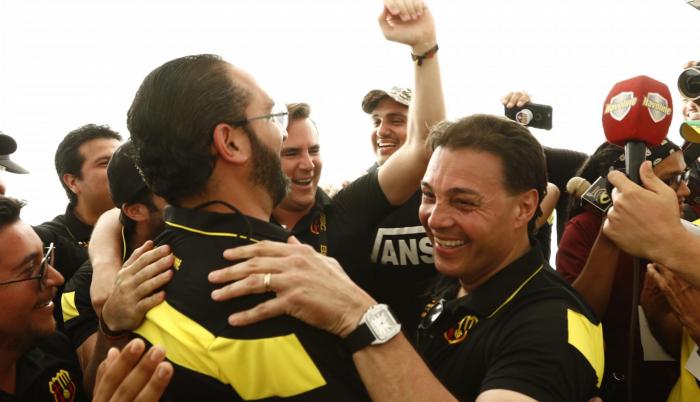 Alfaro festeja con su vicepresidente financiero, Xavier Salem.