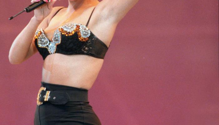 Imagen de archivo. En esta foto del 28 de febrero de 1993, Selena Quintanilla canta en el Astrodome en Houston.