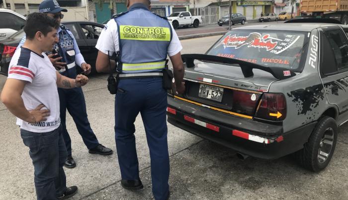 Otros motivos para la sanción a choferes fueron por circular sin el cinturón de seguridad, utilizar vidrios polarizados y hablar mientras estaba al frente del volante.