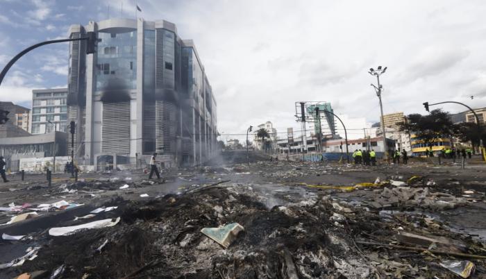 El humo sigue saliendo del edificio de la Contraloría.