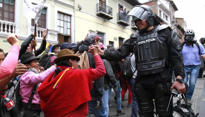 Tregua. La policía nacional permitió que los indígenas avancen pacíficamente al Centro Histórico.