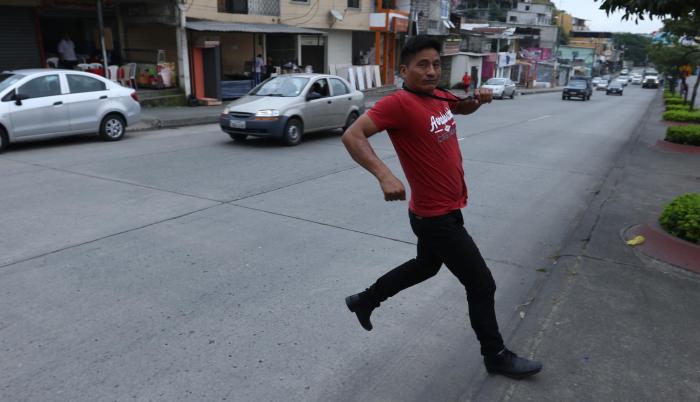 Tránsito. Los transeúntes deben cruzar la avenida Las Aguas corriendo, para evitar ser alcanzados por los vehículos.