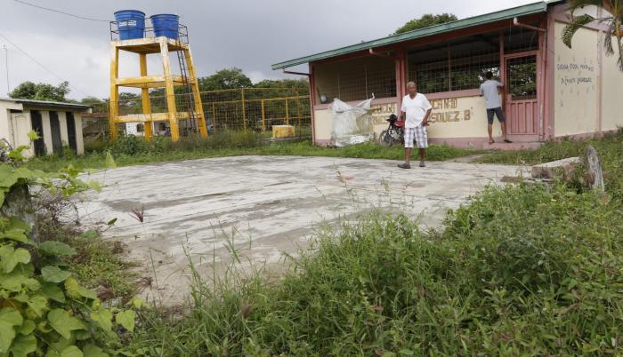 Imagen de la escuela rural Ernesto Velásquez, ubicada en el recinto Casas de Tejas de Daule, abandonada tras su cierre.