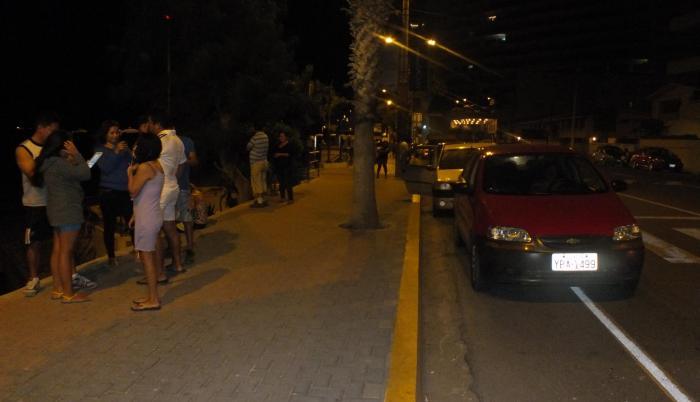 A las 23:23 del domingo, se registró un sismo de 5.46 de magnitud en la provincia de Santa Elena. En Salinas, varias personas salieron a las calles.