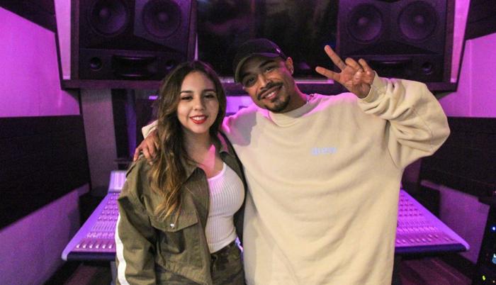 Mia logró una colaboración con él, después de haber ingresado a una empresa musical llamada VIP Music Records.