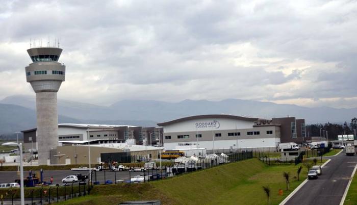 Referencial. El aeropuerto Mariscal Sucre se mantiene en operaciones.