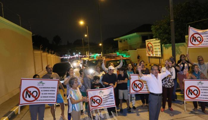 Olivos 2 protesta con pancartas. Temen que por la construcción de dos nuevos edificios, cerca de la garita, caotice su circulación vehicular.