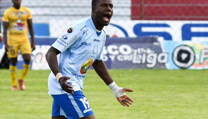 El defensa del Macará, se fue a Liga de Quito el día que supuestamente iba a firmar con Barcelona.