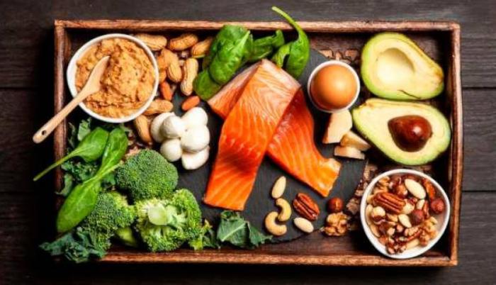 Se basa en la restricción de carbohidratos y azúcar en la alimentación.