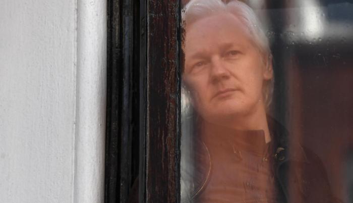 Imagen de archivo del fundador de WikiLeaks, Julian Assange, durante su estadía en la sede diplomática de Ecuador en Londres.
