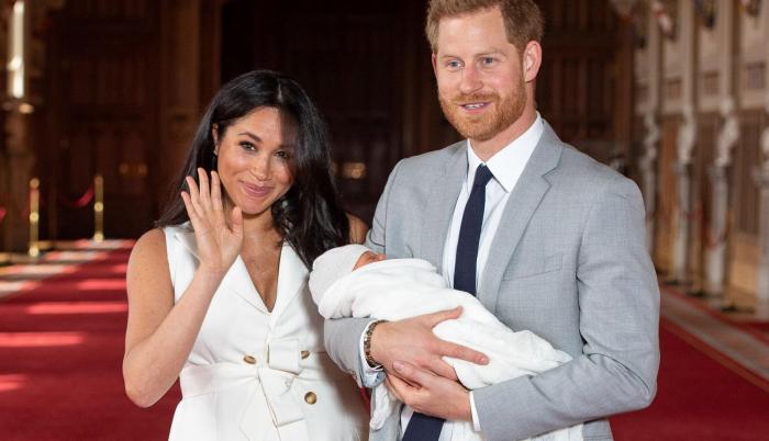 Los duques de Sussex durante la presentación de su hijo, Archie Harrison Mountbatten-Windsor.