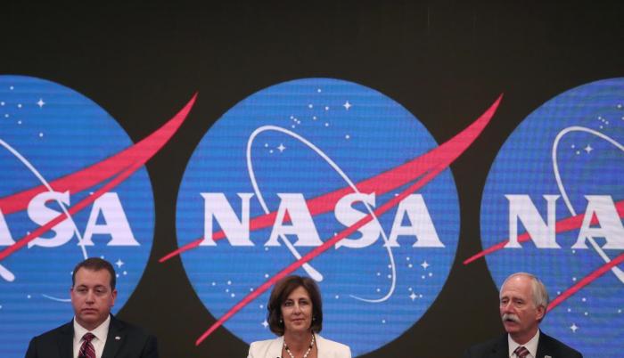 En una conferencia, la NASA anunció que está abriendo la Estación Espacial Internacional para negocios comerciales.