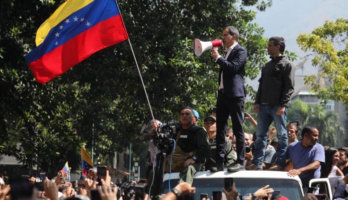 El presidente interino de Venezuela, Juan Guaidó, y el líder opositor Leopoldo López participaron este martes en una manifestación en apoyo a su levantamiento contra el gobierno de Nicolás Maduro, en Caracas.