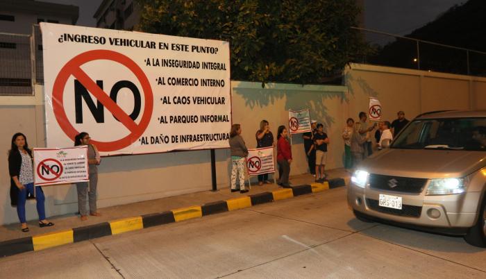 Residentes de la urbanización han colocado un cartel cerca de la garita de entrada en rechazo al proyecto que busca levantar dos edificios.