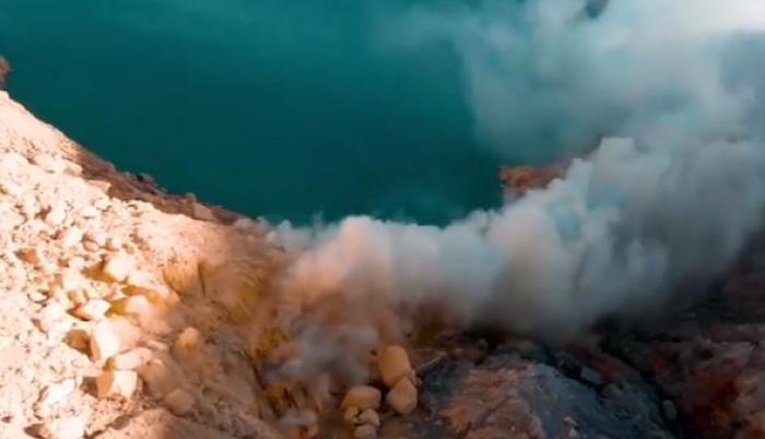 El azufre que hay en el volcán es codiciado entre los mineros.